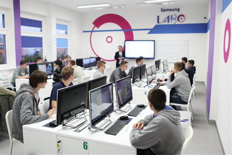Samsung LABO to nowatorskie kursy pozwalające rozwijać kompetencje zawodowe uczestników w zależności od zapotrzebowania na rynku pracy. Warsztaty prowadzone są w Zespole Szkół im. Powstańców Wielkopolskich we Wronkach