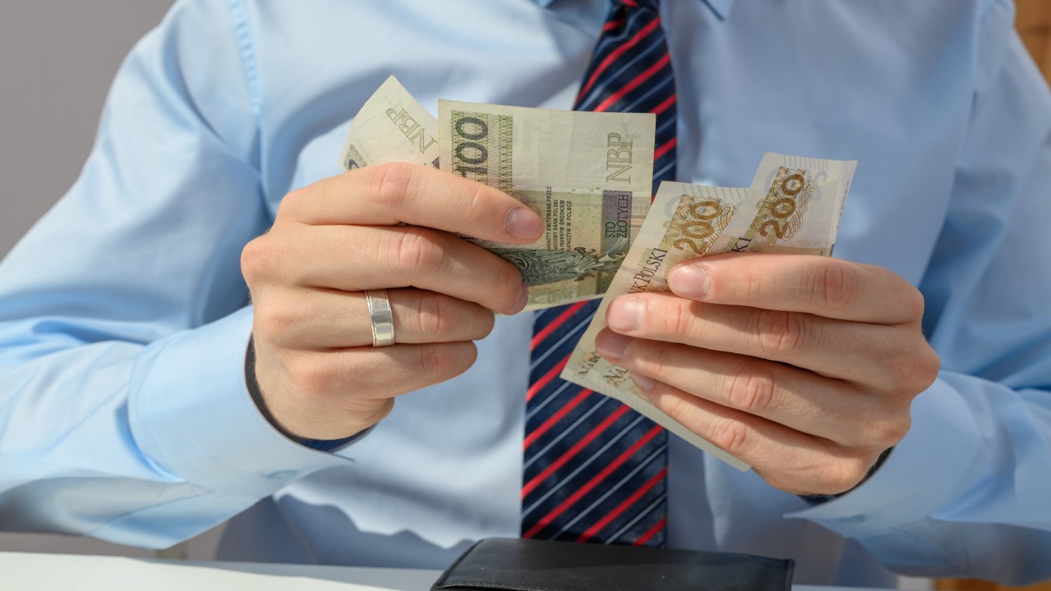 Szefowie muszą podnieść pensje lojalnym pracownikom. Podziękujcie Unii Europejskiej