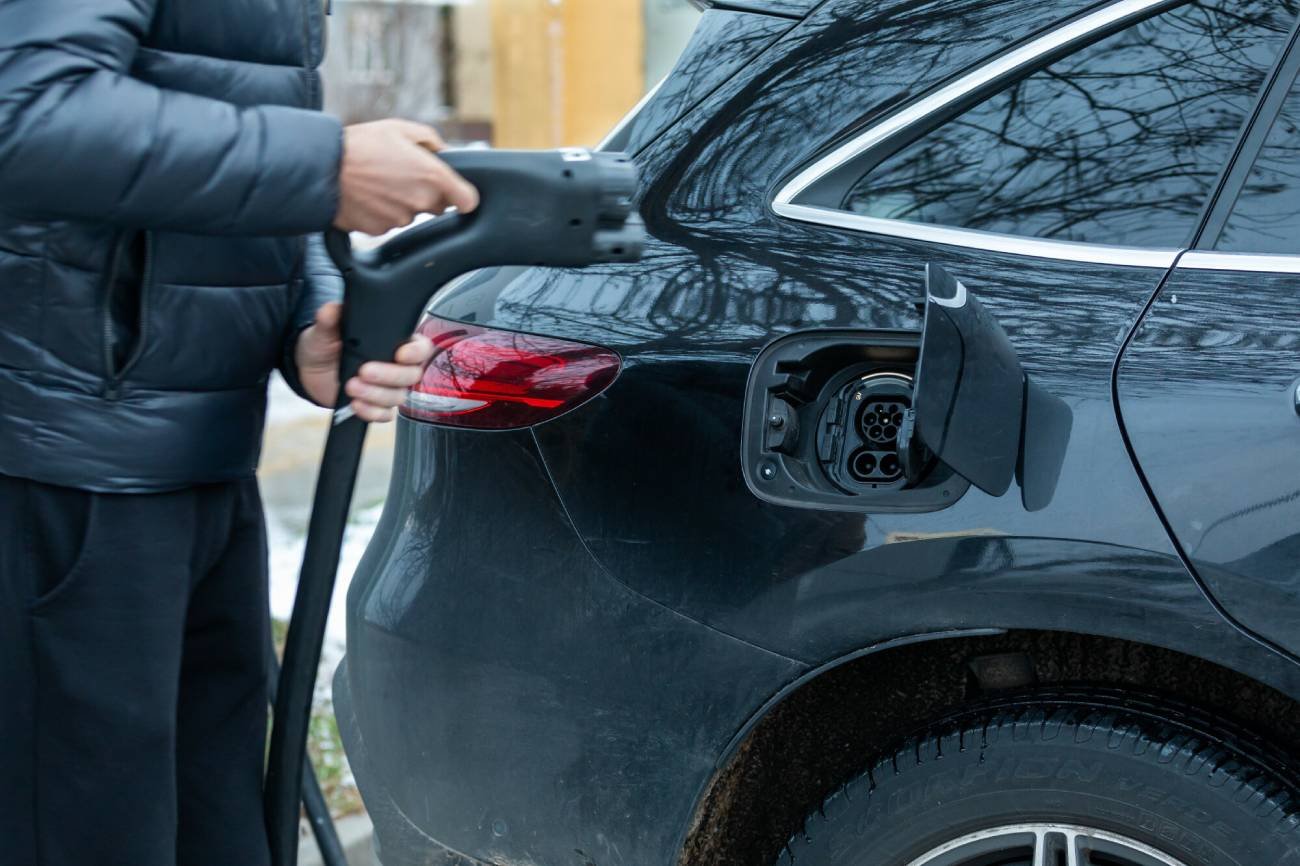 Ładowanie samochodu elektrycznego.