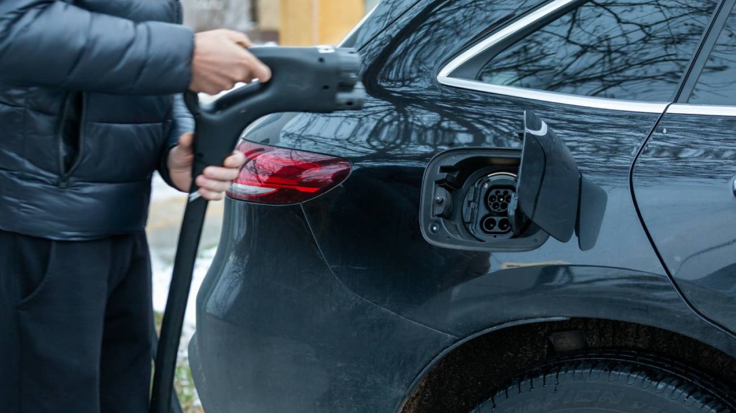 Ładowanie samochodu elektrycznego.
