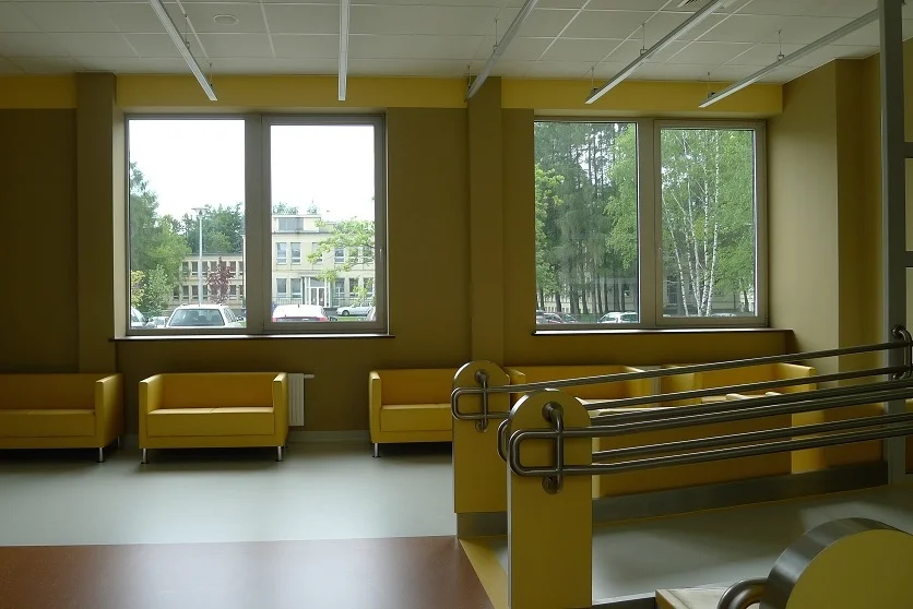 Poczekalnia w Centrum Cyklotronowym Bronowice. Z prawej widać "unijne drzwi graniczne"