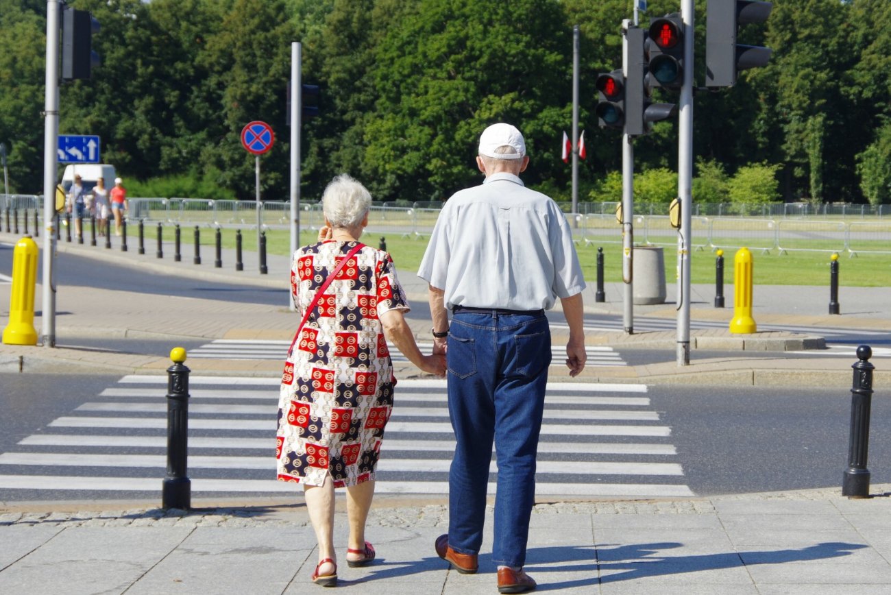 Emeryci na spacerze