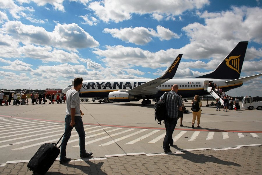 Dotychczasowe rejsy rozkładowe Ryanaira przejmie firma, która miała początkowo obsługiwać wyłącznie czartery.