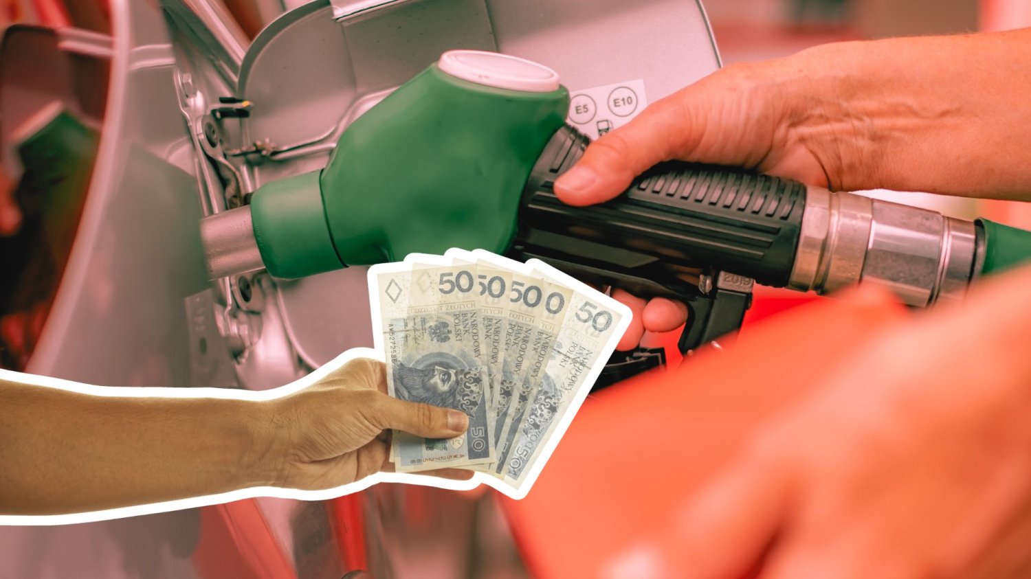 Maksymalne ceny paliw pod kontrolą KAS. Najchętniej ignorują je właścicieli stacji w województwach mazowieckim i podlaskim. Tankowanie samochodu, ręka z banknotami 50 złotych. Maksymalne ceny paliw pod kontrolą KAS. Najchętniej ignorują je w mazowieckim i podlaskim