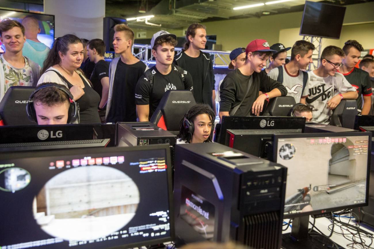 Gracz wylosował w CS:GO rzadki nóż Karambit Blue Gem 387