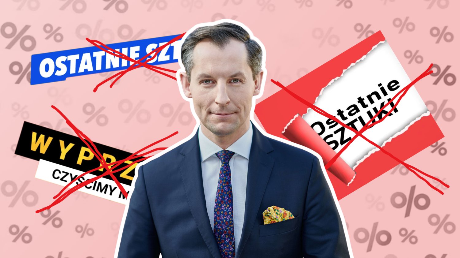 Prezes UOKiK Tomasz Chróstny. W tle procenty i przekreslone banery z napisem ostatnie sztuki. Prezes UOKiK Tomasz Chróstny. W tle procenty i przekreslone banery z napisem ostatnie sztuki.