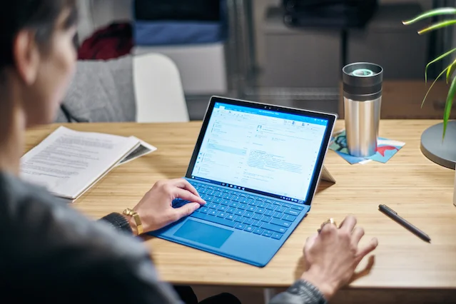 Surface Pro może służyć jako tablet i laptop.