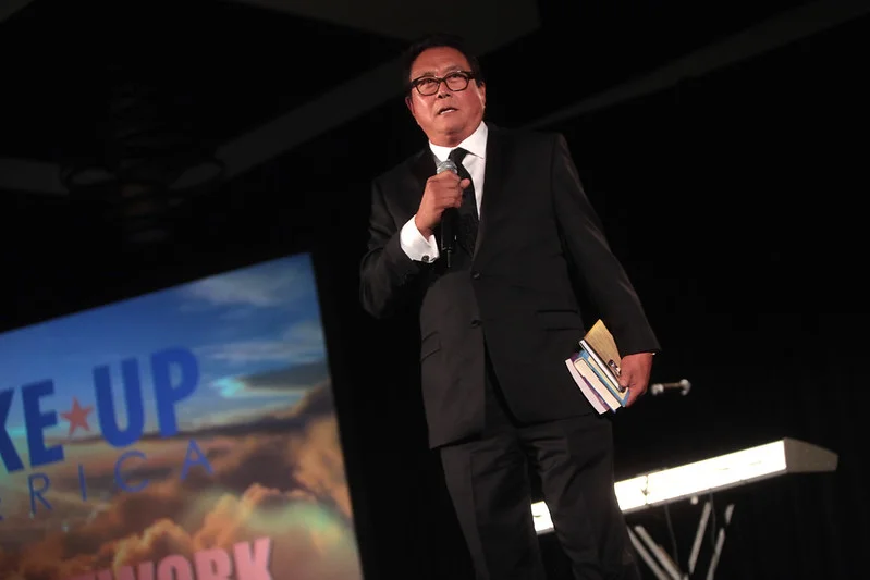 Robert Kiyosaki przemawiający na gali Bena Carsona