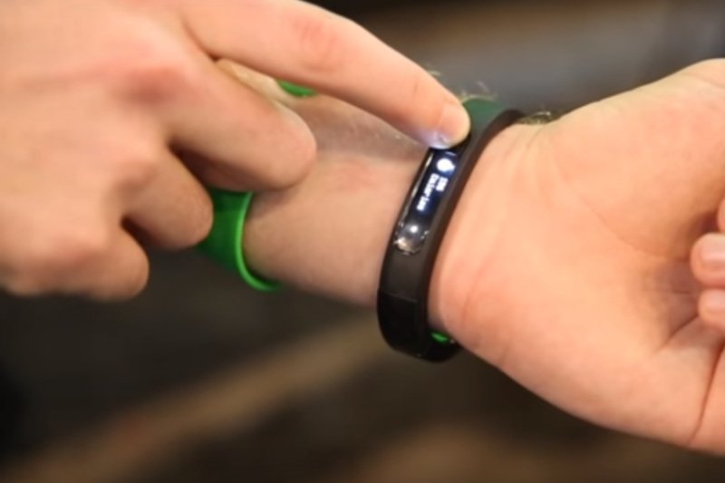 Opracowanie opaski na bazie tzw. internetu rzeczy jest możliwe dzięki współpracy ze startupem Oort z Wrocławia.