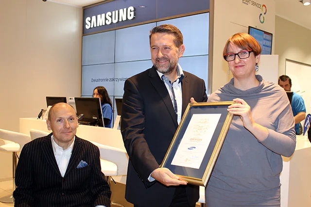 Arkadiusz Wójcik z firmy Samsung w towarzystwie Piotra Pawłowskiego, prezesa Stowarzyszenia Integracja