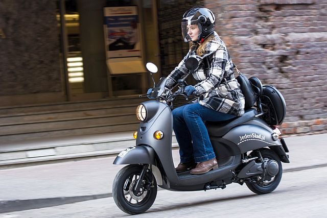 Skutery elektryczne mogą pomóc w walce ze smogiem i korkami. Dziś w stolicy aż 80 proc. samochodów wiezie tylko kierowcę, a 30 proc. korków powodują ludzie, szukający miejsca do zaparkowania.