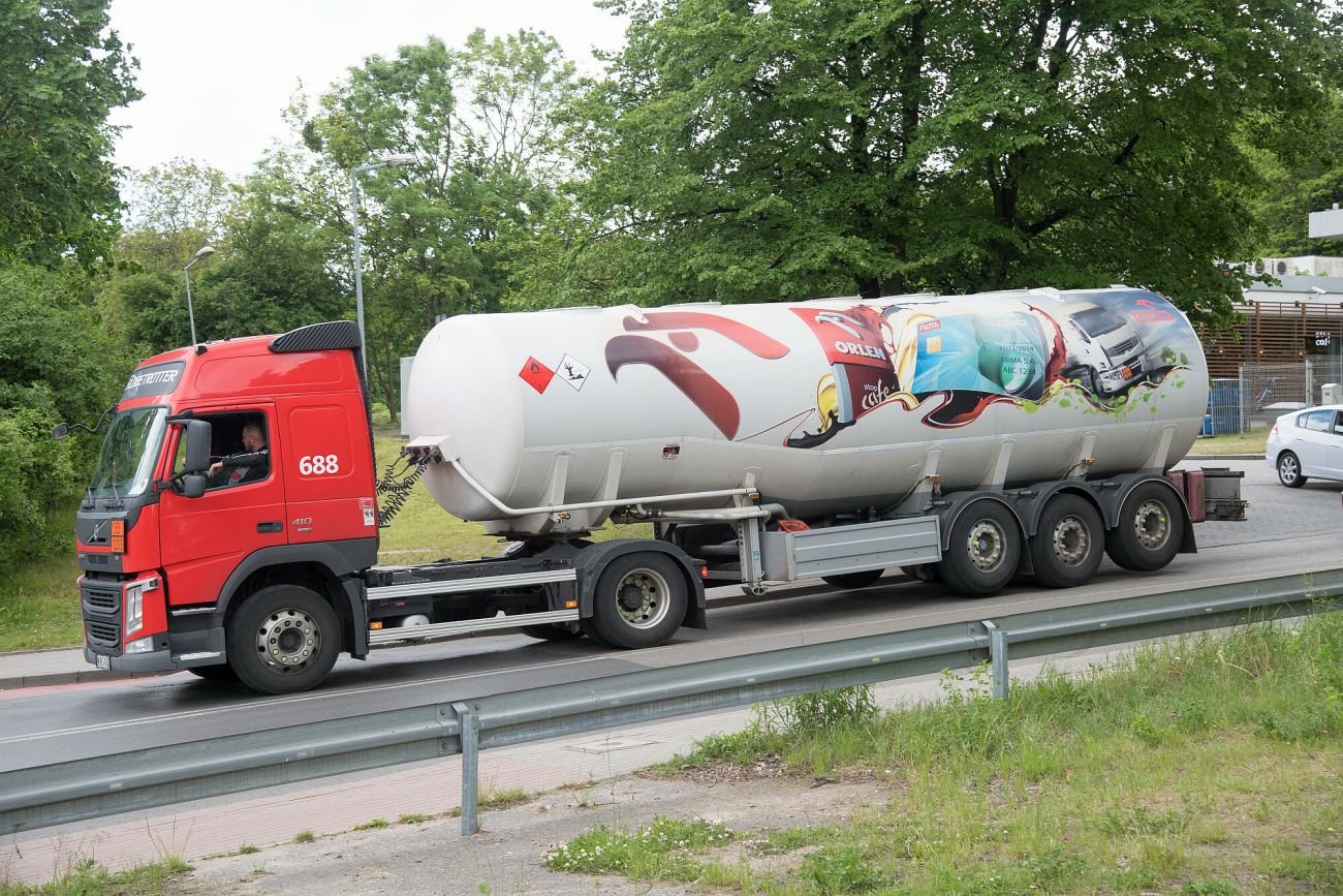 Cysterny już wiozą na stacje paliwo po 8 złotych za litr