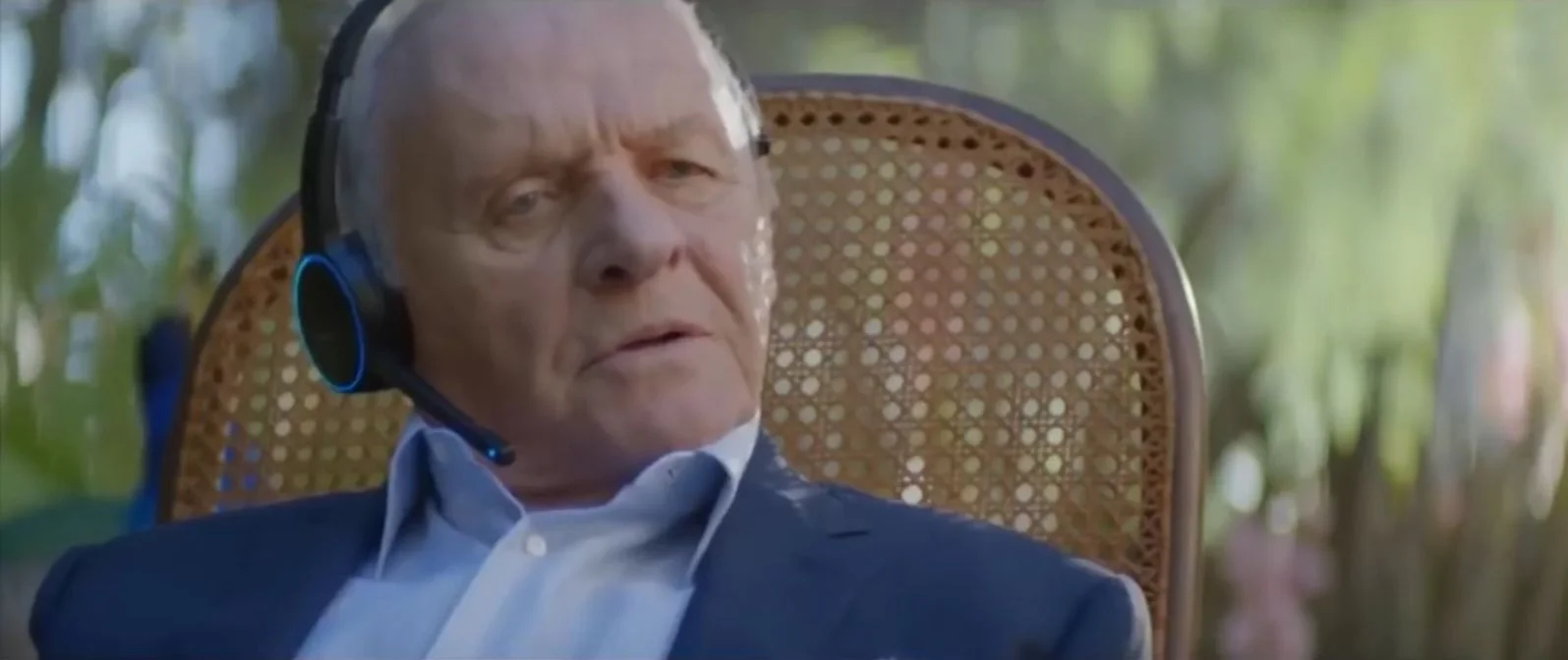 Antony Hopkins w reklamie Alexy wciela się w postać Hannibala Lectera.