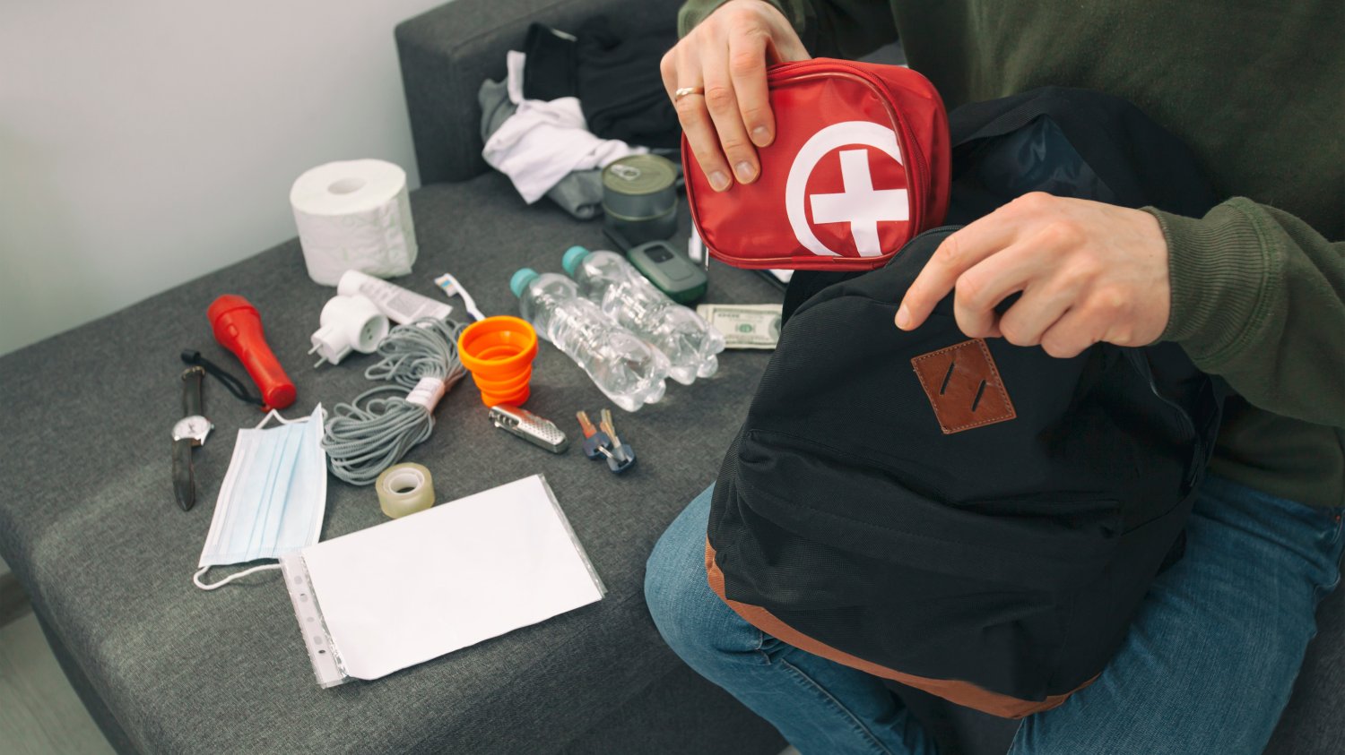 Tylko nieliczni mają plecak ewakuacyjny. Wyborcy Konfederacji i Brauna na szarym końcu Osoba pakująca plecak ewakuacyjny