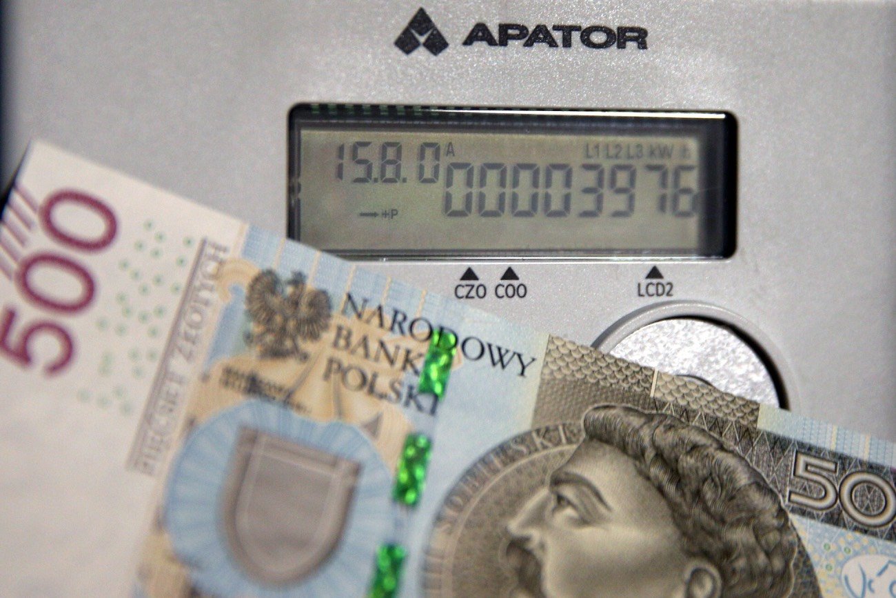 Banknot 500 zł na tle licznika prądu