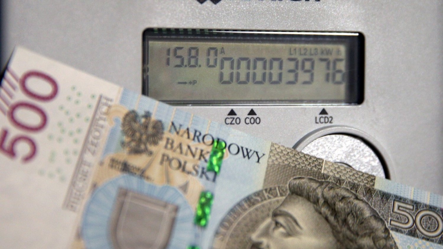 Banknot 500 zł na tle licznika prądu