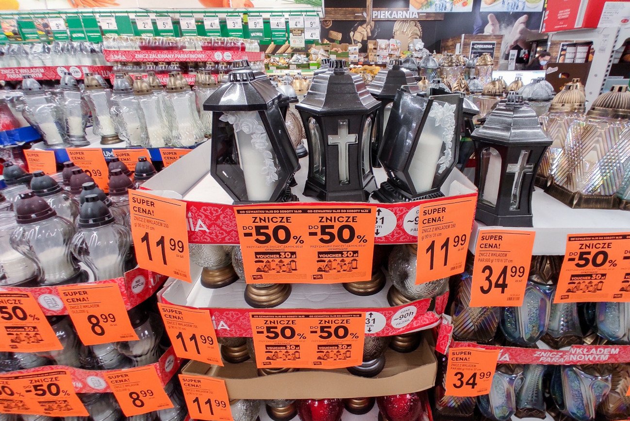 Ceny zniczy w Polsce rosną. Są jednak sklepy, gdzie wciąż jest tanio