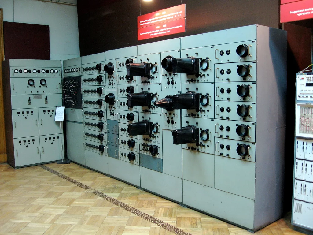 Polski Analizator Równań Różniczkowych z 1954 roku. Do budowy urządzenia wykorzystano ponad 400 lamp elektronowych. Dla porównaniu, jedna z pierwszych tego typu aparatur na świecie, amerykański komputer ENIAC krył w sobie aż 18 tysięcy lamp elektronowych.