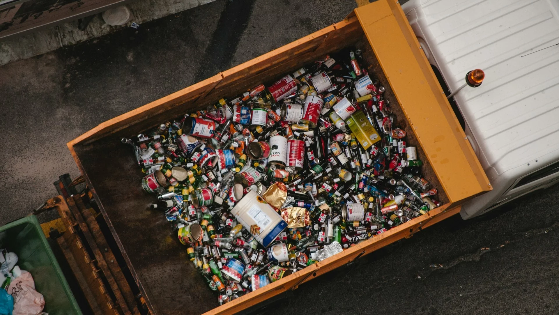 Kontener śmietnikowy z wyrzuconym jedzeniem w środku. Ratowanie żywności jest nielegalne w Niemczech.