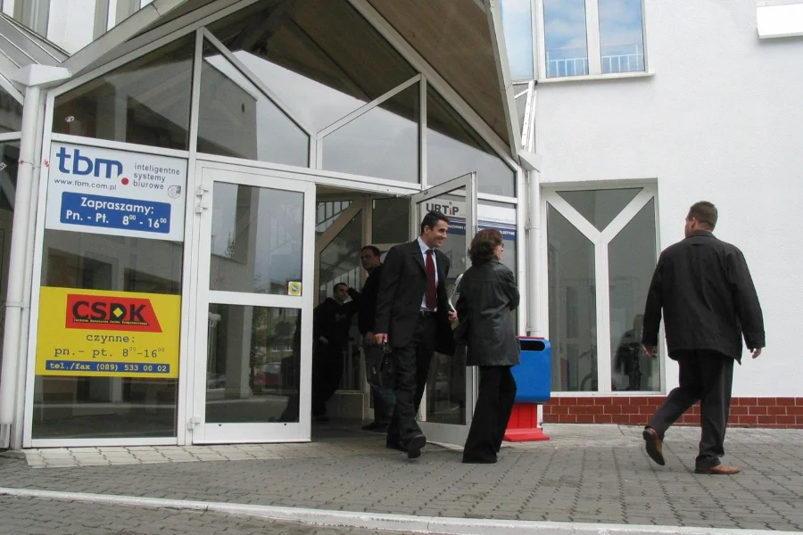 Ewakuacja jednego z centrów handlowych w Olsztynie po wstrząsach w 2004 r., najsilniejszych w ostatnich latach w Polsce.