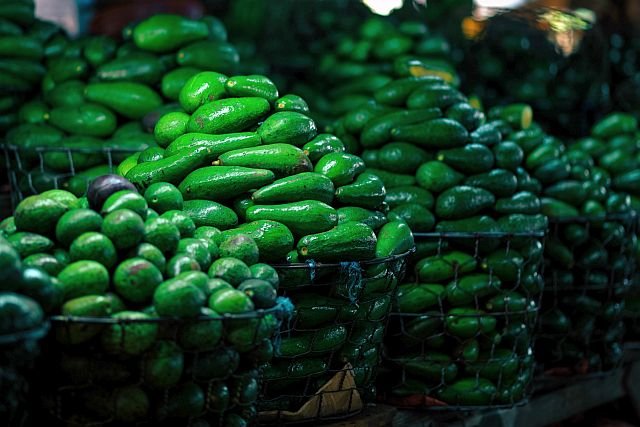 W brytyjskim Tesco można dostać innowacyjne awokado, które samo wyskakuje ze skórki.