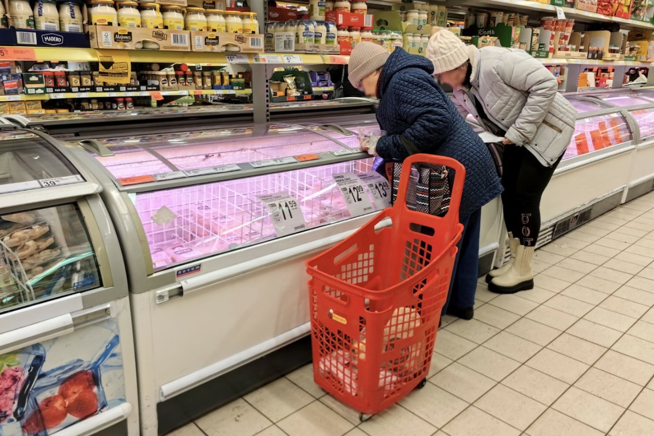 Klientki, stoisko z rybami, Biedronka.