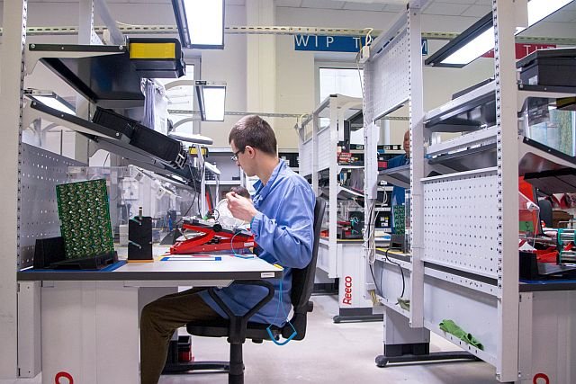 Tak powstają słynne na całym świecie czujniki i centralki do sterowania inteligentnym domem Fibaro.