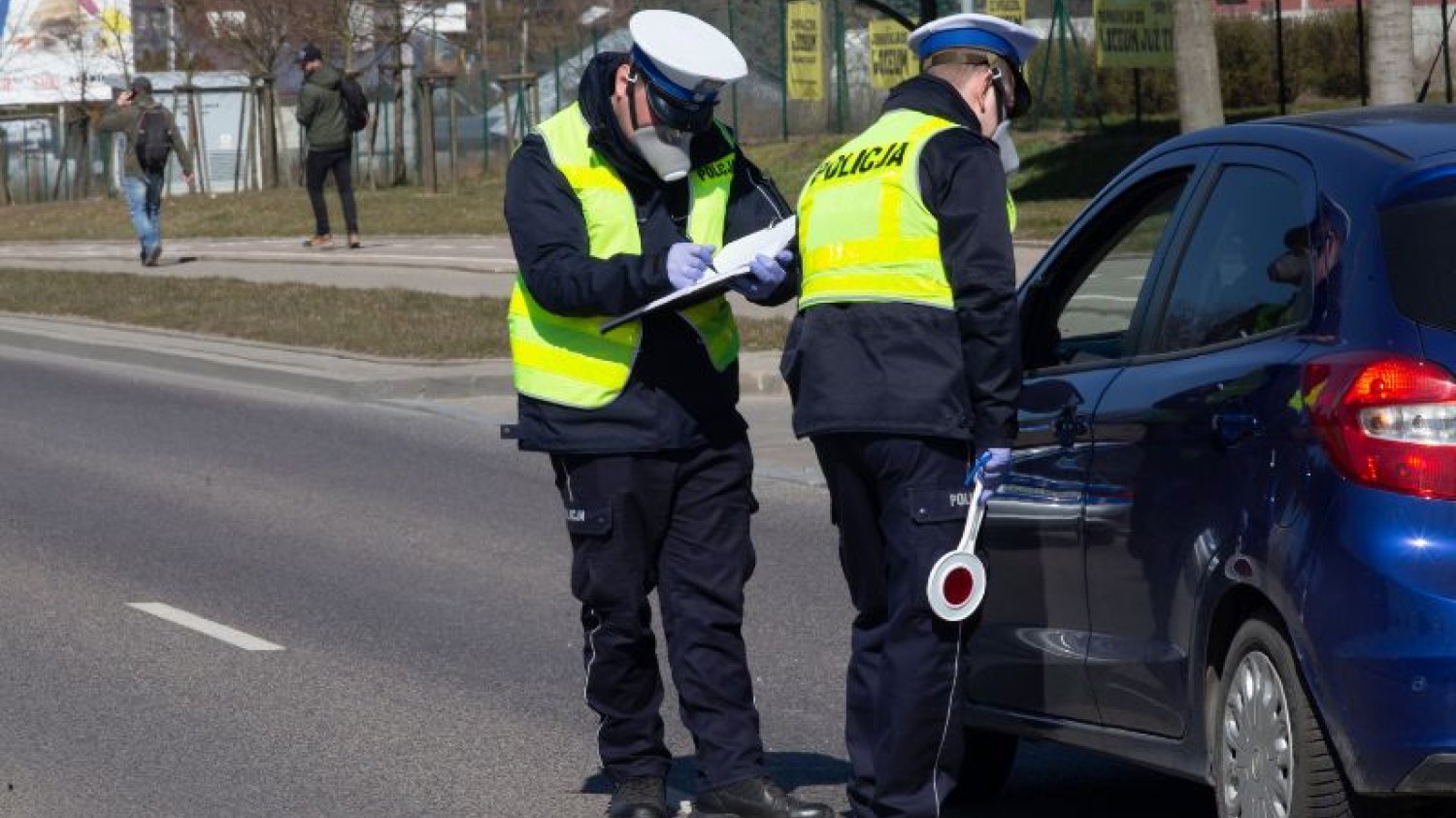 Zlikwidowano obowiązek noszenia maseczki w aucie, ale prawnicy nie są zadowoleni.