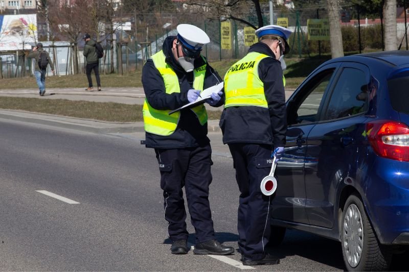 Zlikwidowano obowiązek noszenia maseczki w aucie, ale prawnicy nie są zadowoleni.