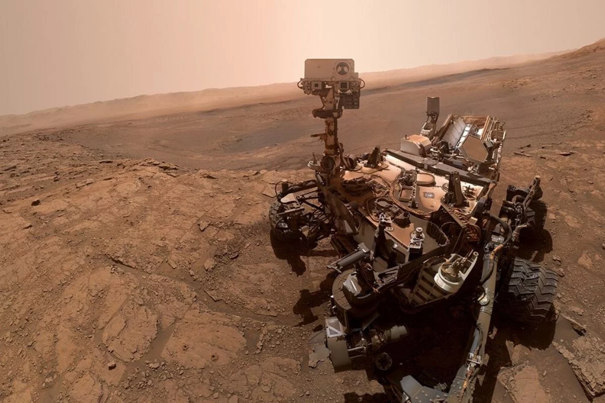 Łazik Curiosity przyczynia się do rozwoju nauki m.in. przez zbieranie informacji o zawartości marsjańskiej atmosfery. W wolnym czasie lubi robić sobie selfie.