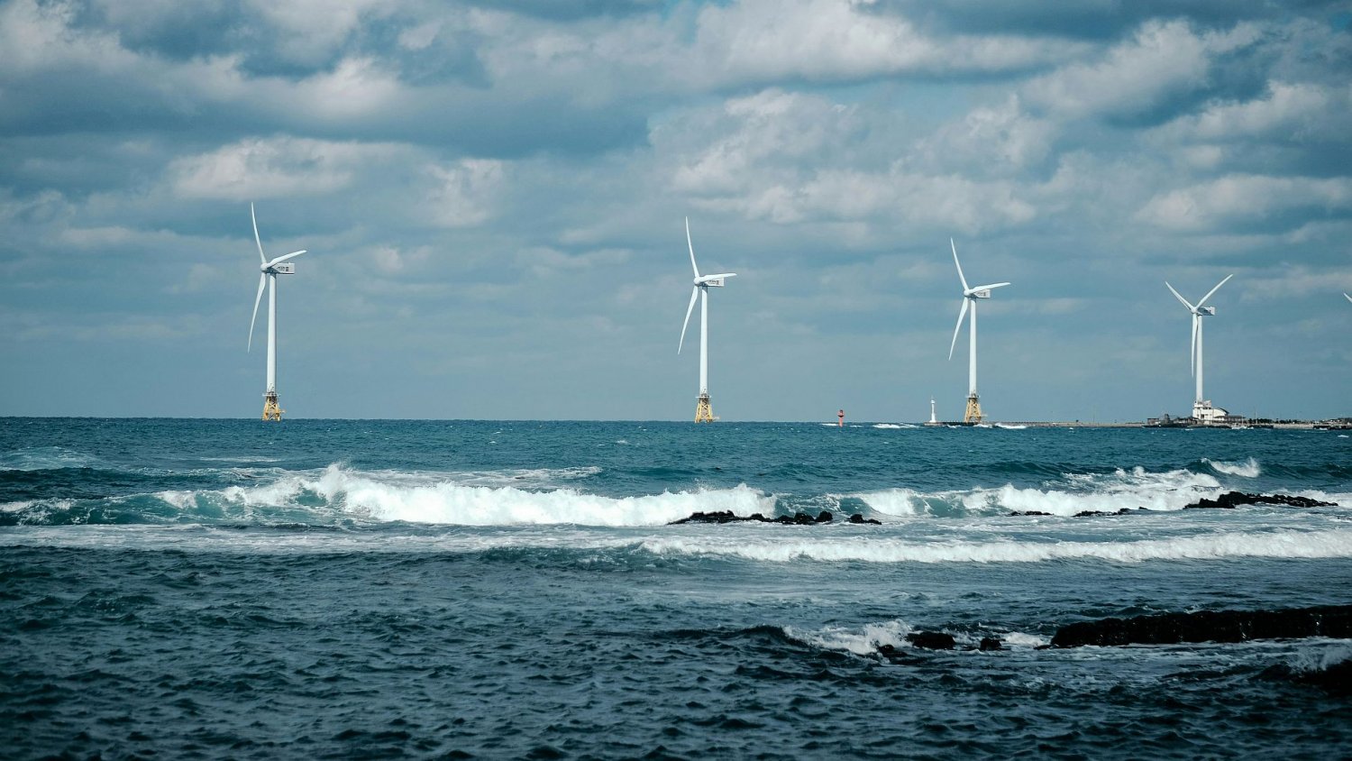 Energia z wiatru tania jak barszcz. Mimo to rząd próbuje ją ograniczać