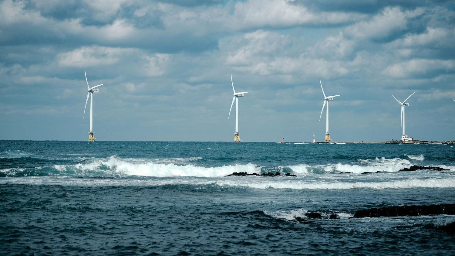 Energia z wiatru tania jak barszcz. Mimo to rząd próbuje ją ograniczać farma wiatrowa na morzu