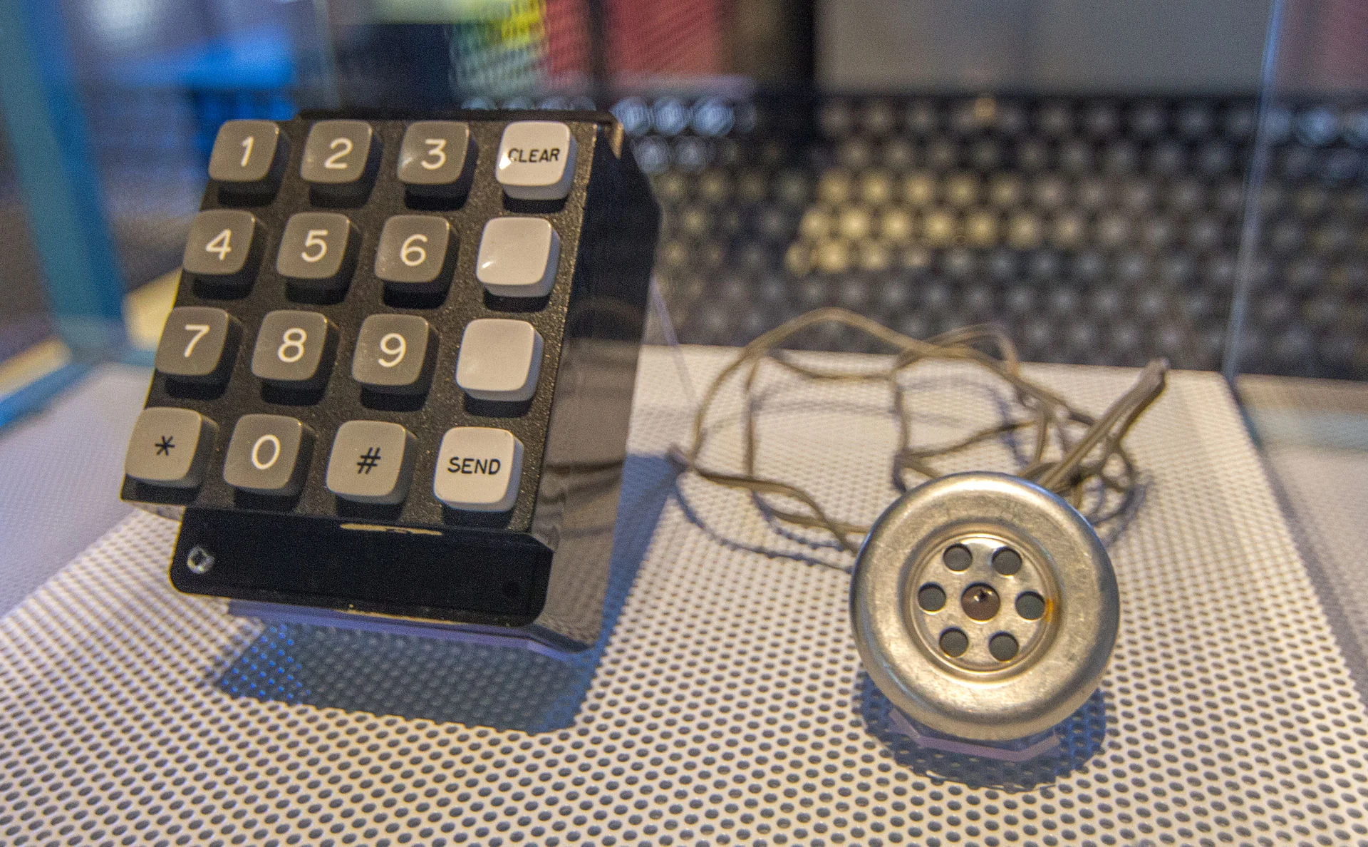 Blue box - pierwsze, bardzo popularne narzędzie hakerów central telefonicznych