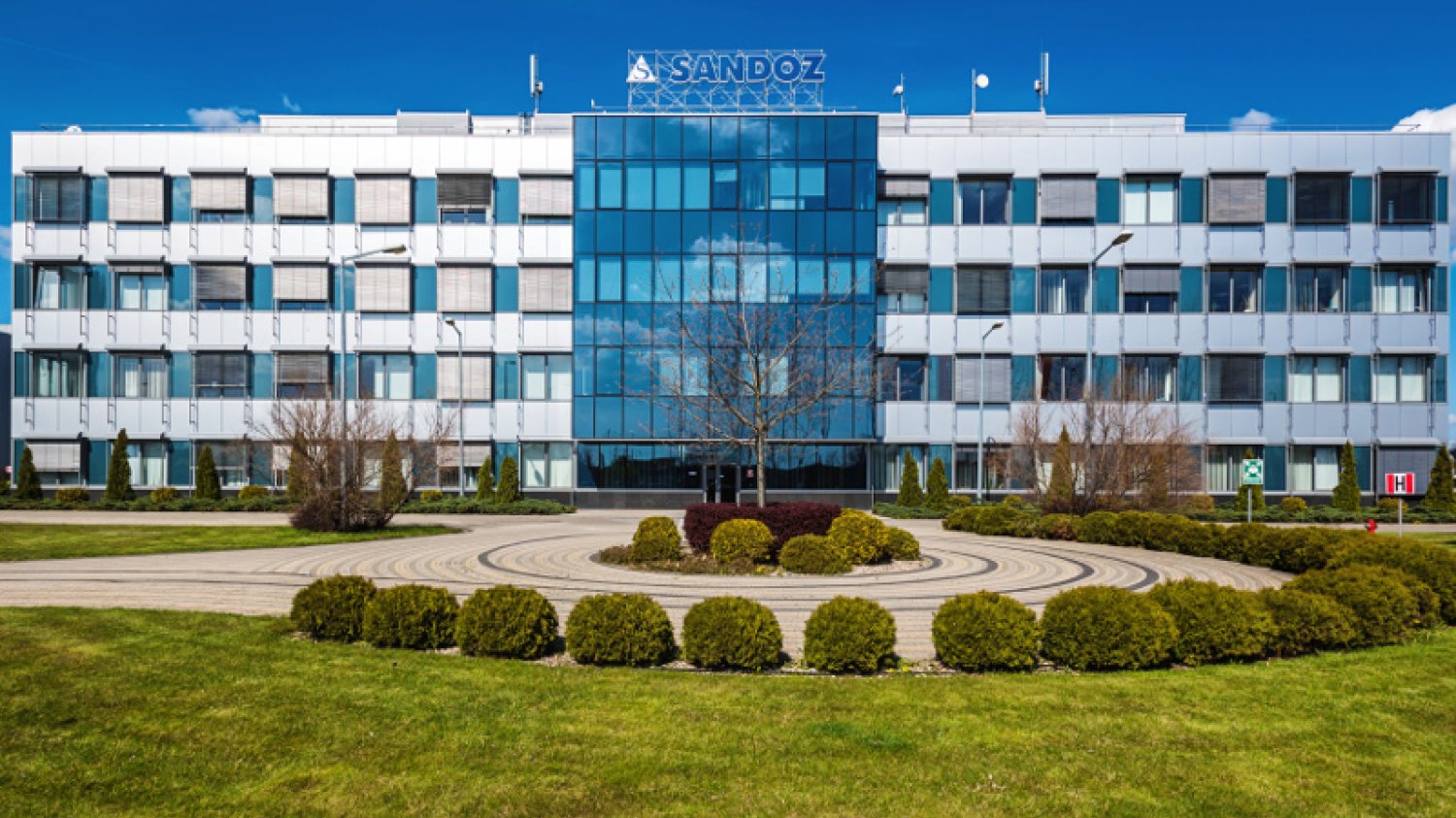 Starszy z budynków fabryki Sandozu w Strykowie. Tu znajdują się części biurowe i hale produkcyjne.