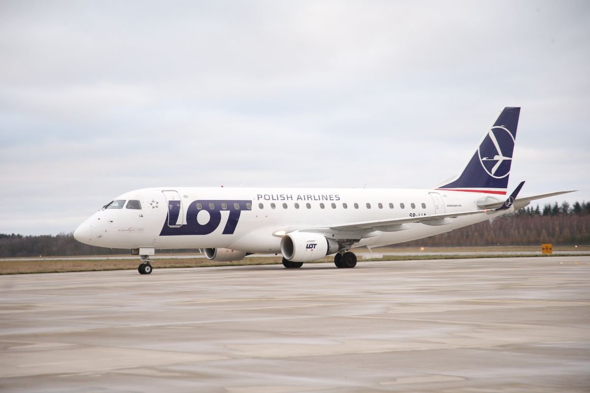 Oszuści wyłudzili od LOT-u 2,6 mln zł. Wykorzystali do tego sfabrykowaną fakturę.