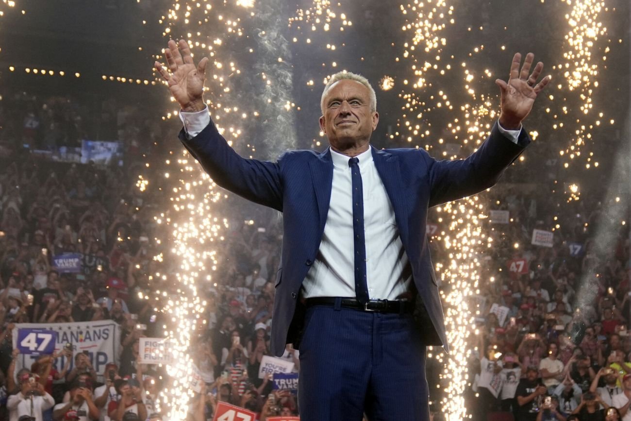RFK Jr. w trakcie wiecu wyborczego Trumpa w Glendale.