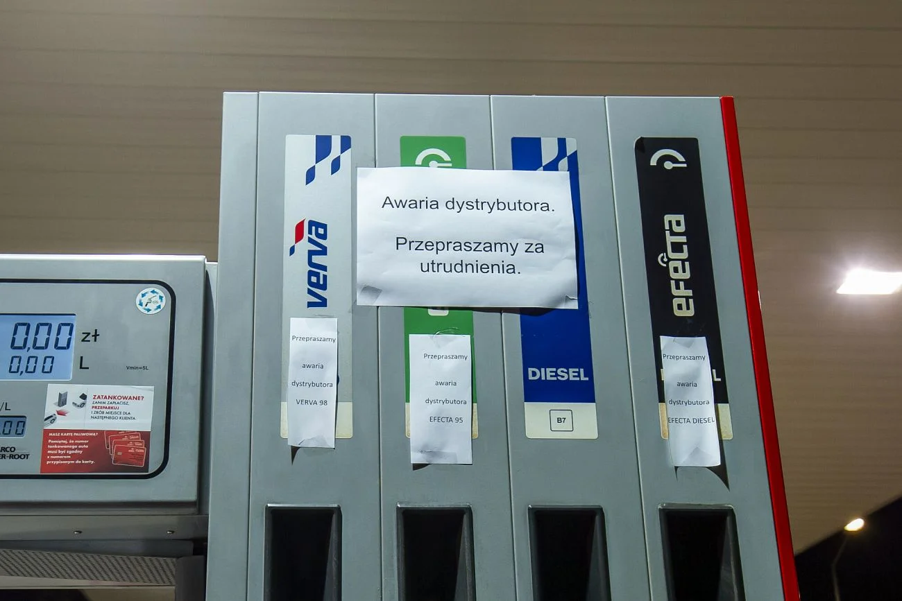 Stacje Orlenu dotknęła fala tajemniczych "awarii", inne koncerny uczciwie piszą o braku paliw