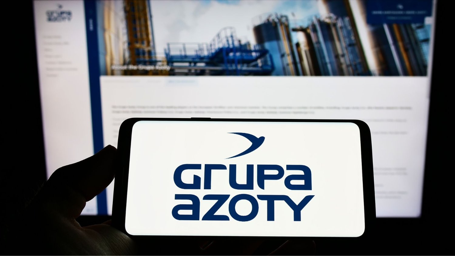 Logo Grupy Azoty. Państwowy gigant tonie w długach i dostaje żądania ich spłaty w dwóch podmiotach.