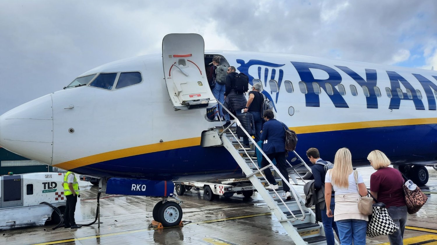 Nowe trasy Ryanaira z Katowic. Przewoźnik odpala turbodoładowanie. Pasażerowie wchodzący na pokład samolotu Ryanair.