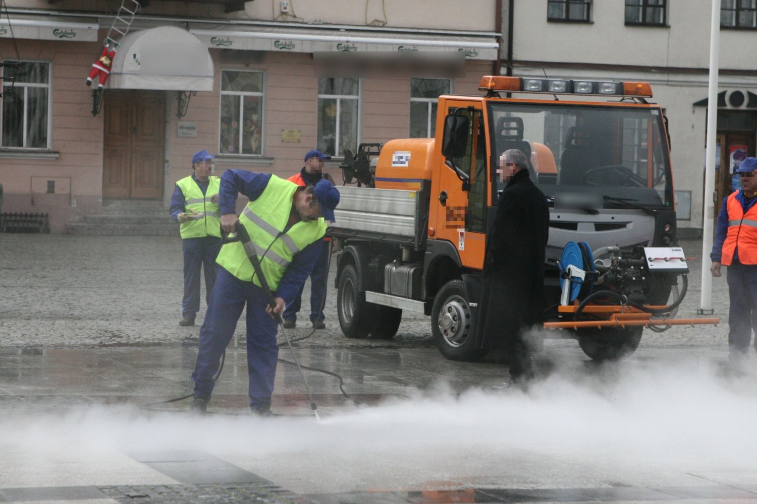 Jeden z pracowników krakowskiego MPO uważa, że zamiatarki jeżdżą po ulicach miasta, ale go nie czyszczą. Chodzi bowiem o to, by robić "dobre wrażenie".