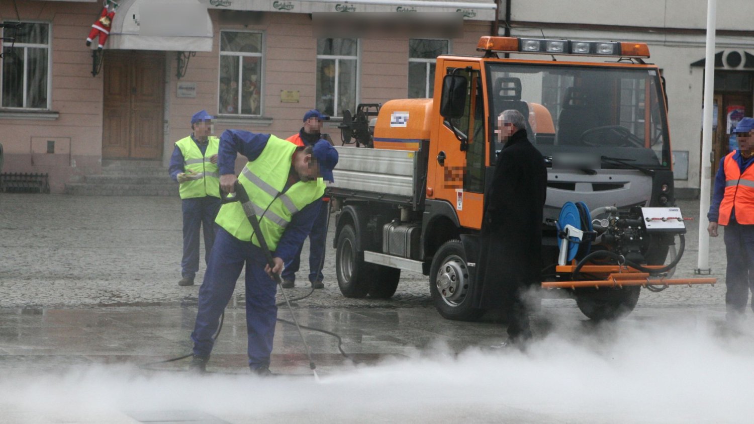 Jeden z pracowników krakowskiego MPO uważa, że zamiatarki jeżdżą po ulicach miasta, ale go nie czyszczą. Chodzi bowiem o to, by robić "dobre wrażenie".