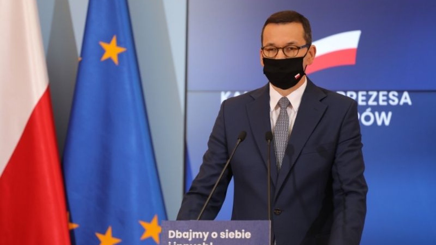 Rząd rozważa powrót do ostrych obostrzeń koronawirusowych.