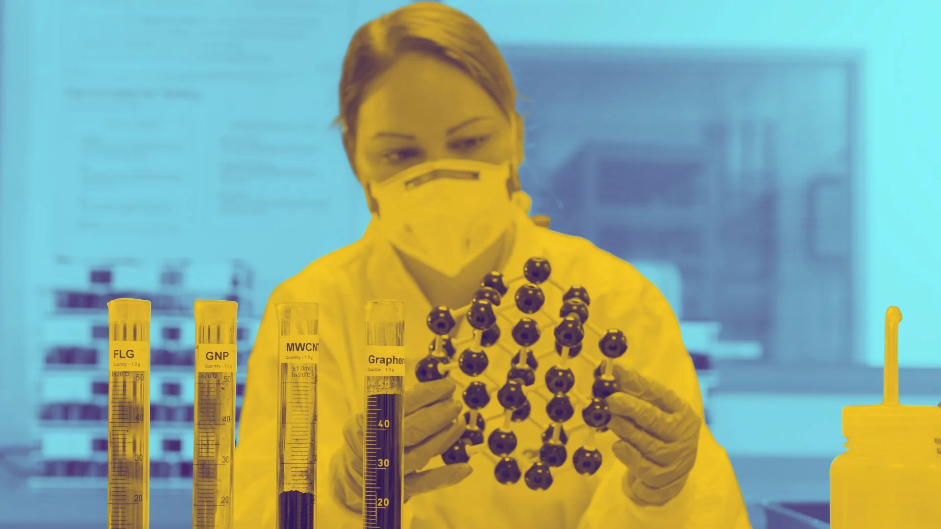 Polscy naukowcy pracują nad baterią, że mucha nie siada. Wykorzystują nowy materiał Naukowczyni trzymająca model grafenu. Polski naukowcy pracują nad materiałem łączącym cechy grafenu i diamentu.