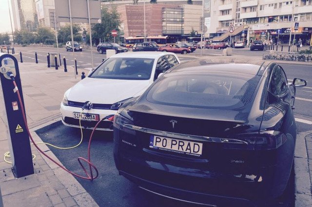 Centrum Warszawy, ulica Emilii Plater. Aby wrócić do Poznania właściciel Tesli musi zaparkować tu auto na kilka godzin.