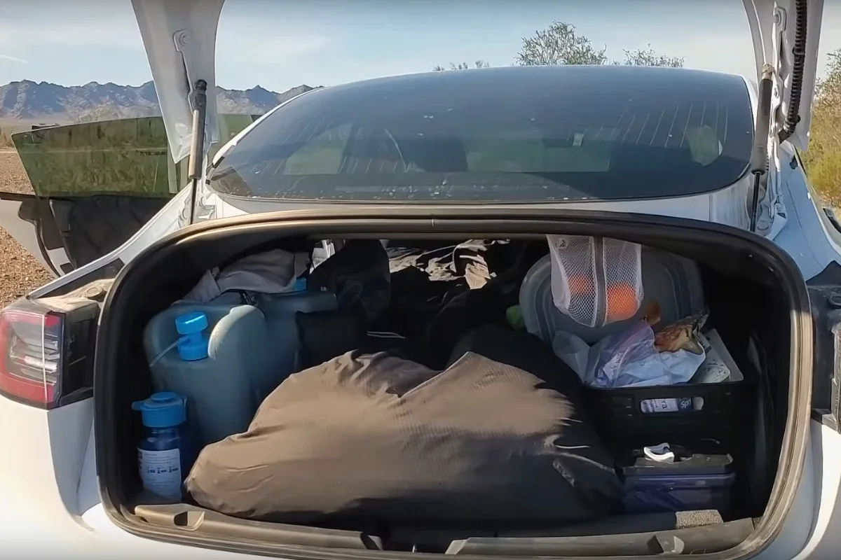 Sypialnia, kuchnia i spiżarnia w Tesla Model 3