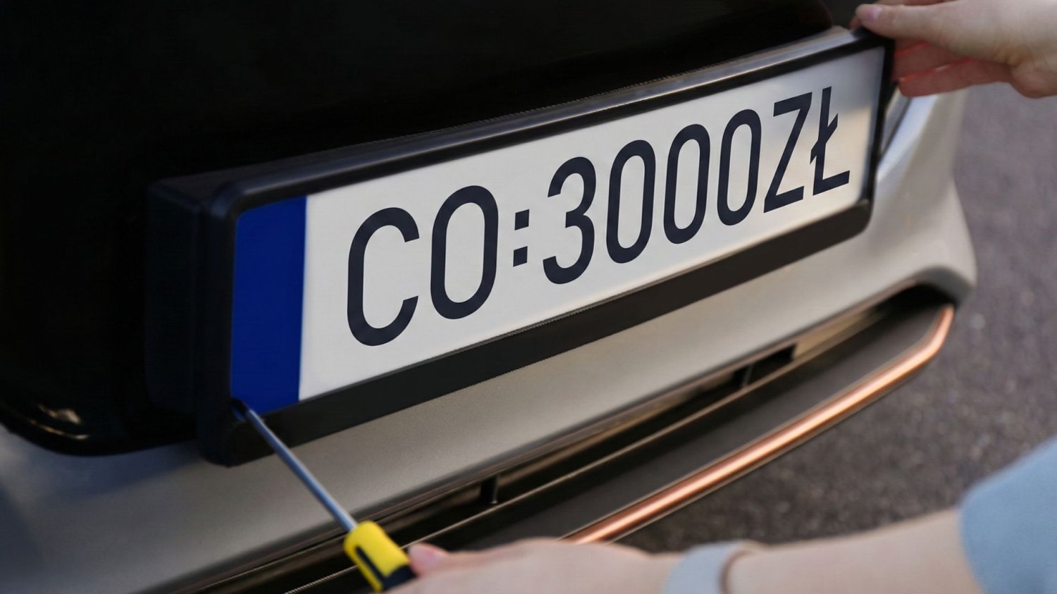 Wzrosną opłaty za tablice rejestracyjne. Kierowcom odechce się je personalizować Tablica rejestracyjna z napisem "CO:3000ZŁ". Indywidualne tablice rejestracyjne mogą podrożeć