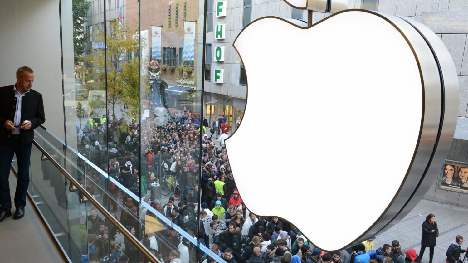 kolejka przed sklepem Apple