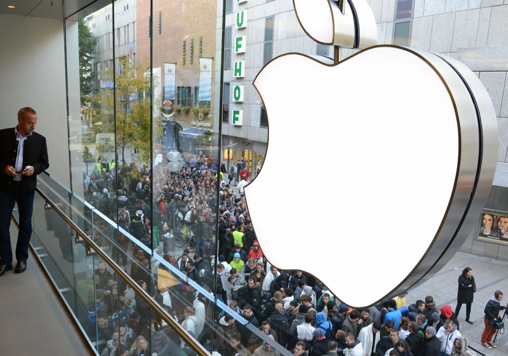 kolejka przed sklepem Apple