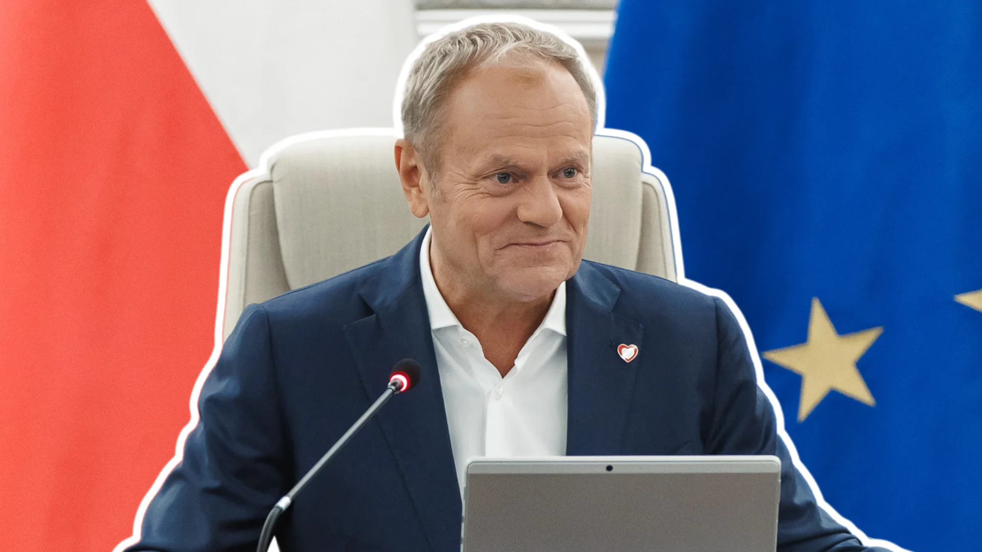 Donald Tusk na fotelu. W tle flaga Unii Europejskiej i Polski