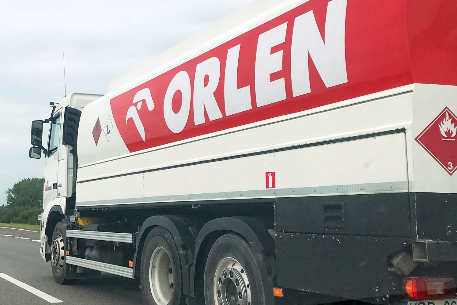 TIR-owcy wściekli na Orlen. Czy zyski koncernu wyssano z polskich przewoźników? cysterna Orlenu